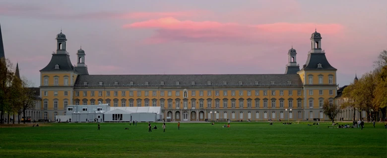 Unternehmerin in Bonn beim Arbeiten am Schreibtisch
